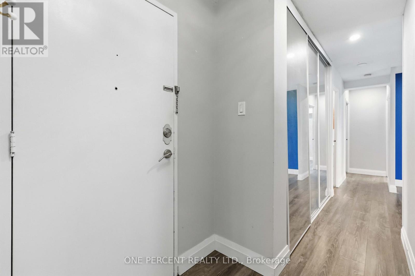 1005 - 15 Elizabeth Street N, Mississauga, Ontario  L5G 2Z3 - Photo 5 - W13750508