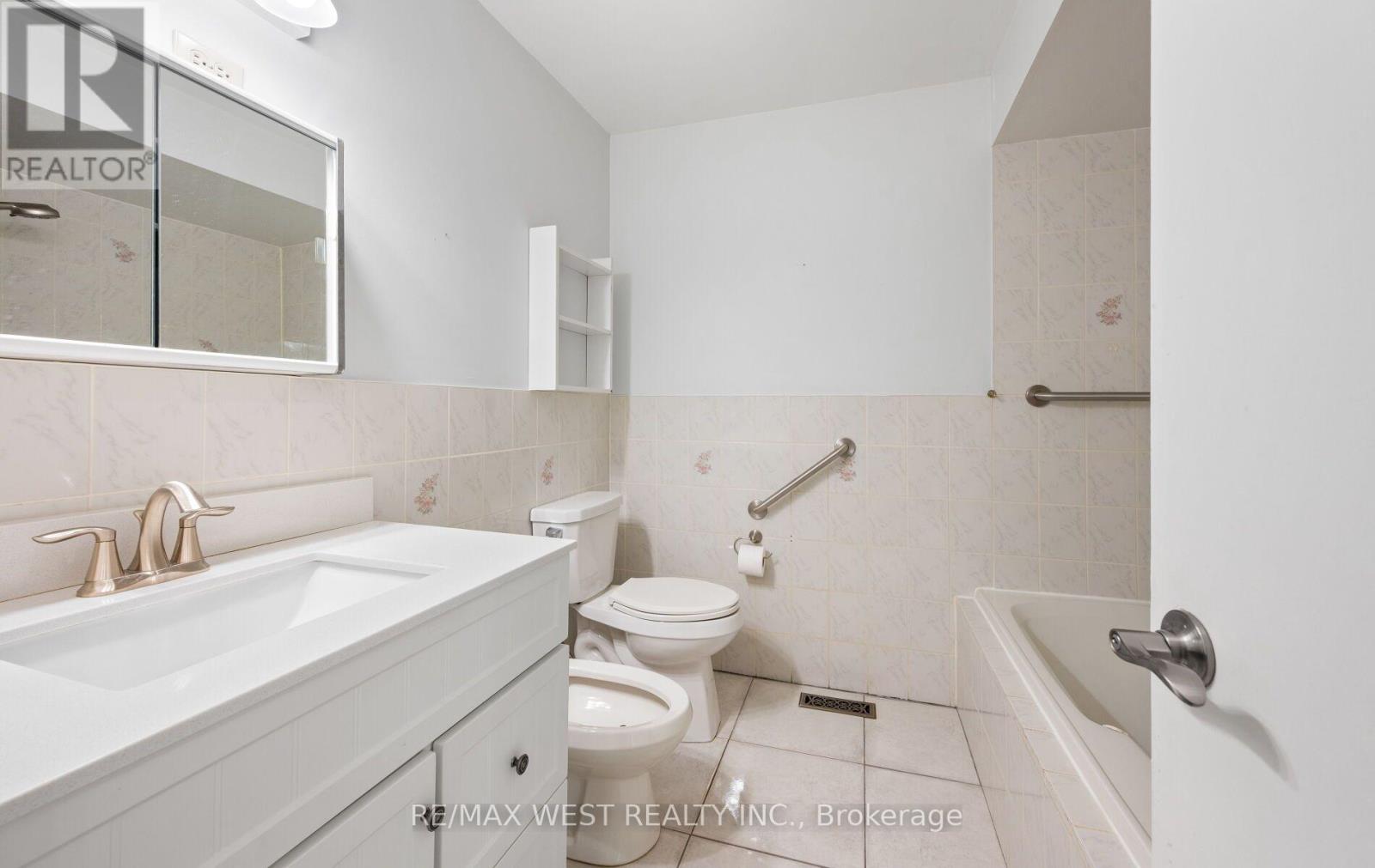 7397 Catalpa Road, Mississauga, Ontario  L4T 2T2 - Photo 15 - W13750604