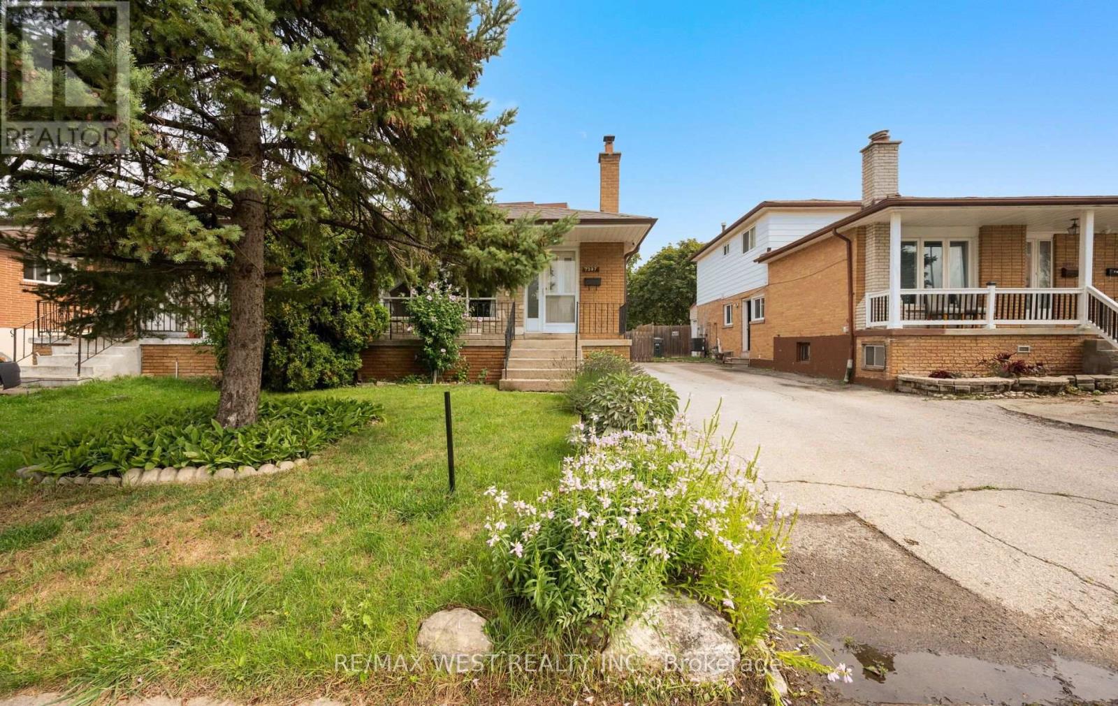 7397 Catalpa Road, Mississauga, Ontario  L4T 2T2 - Photo 2 - W13750604
