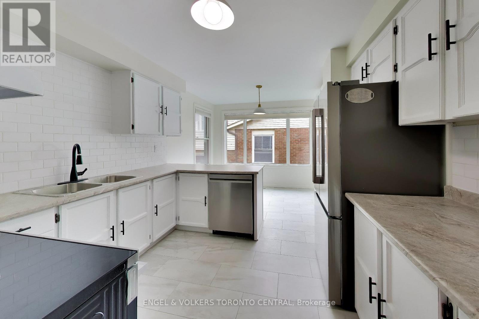 68 Hawley Crescent, Whitby, Ontario  L1N 6V9 - Photo 4 - E13750628