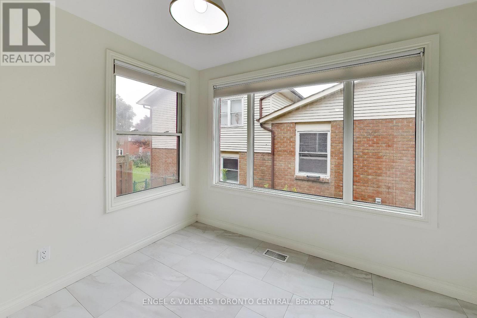68 Hawley Crescent, Whitby, Ontario  L1N 6V9 - Photo 5 - E13750628