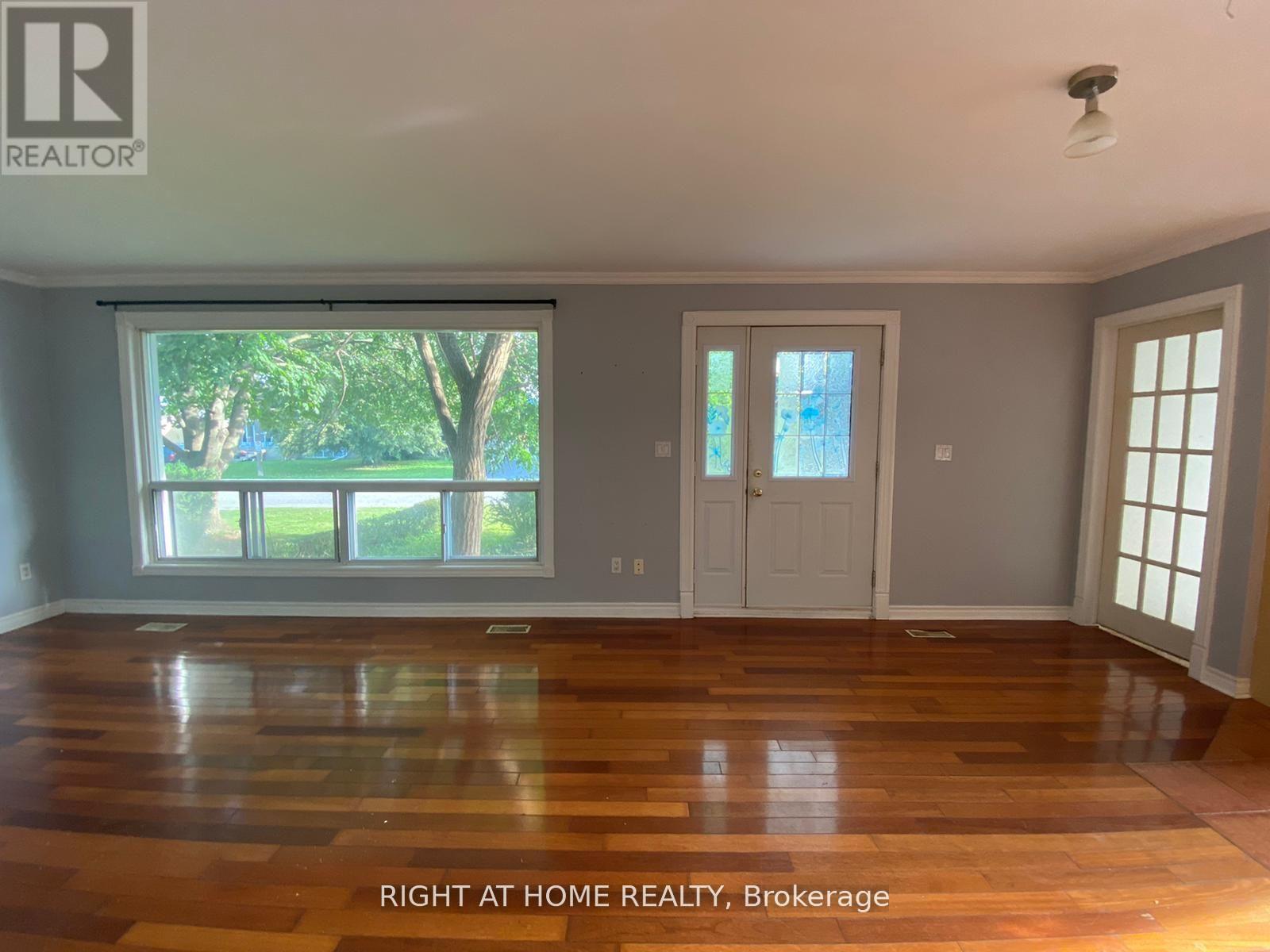 Main Floor - 413 Fernleigh Circle S, Richmond Hill, Ontario  L4C 1E7 - Photo 2 - N13750642
