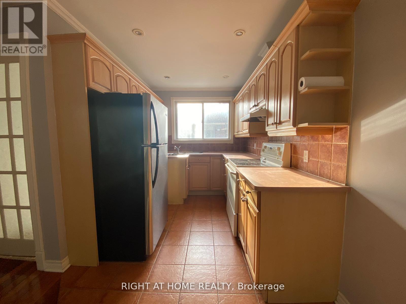 Main Floor - 413 Fernleigh Circle S, Richmond Hill, Ontario  L4C 1E7 - Photo 3 - N13750642