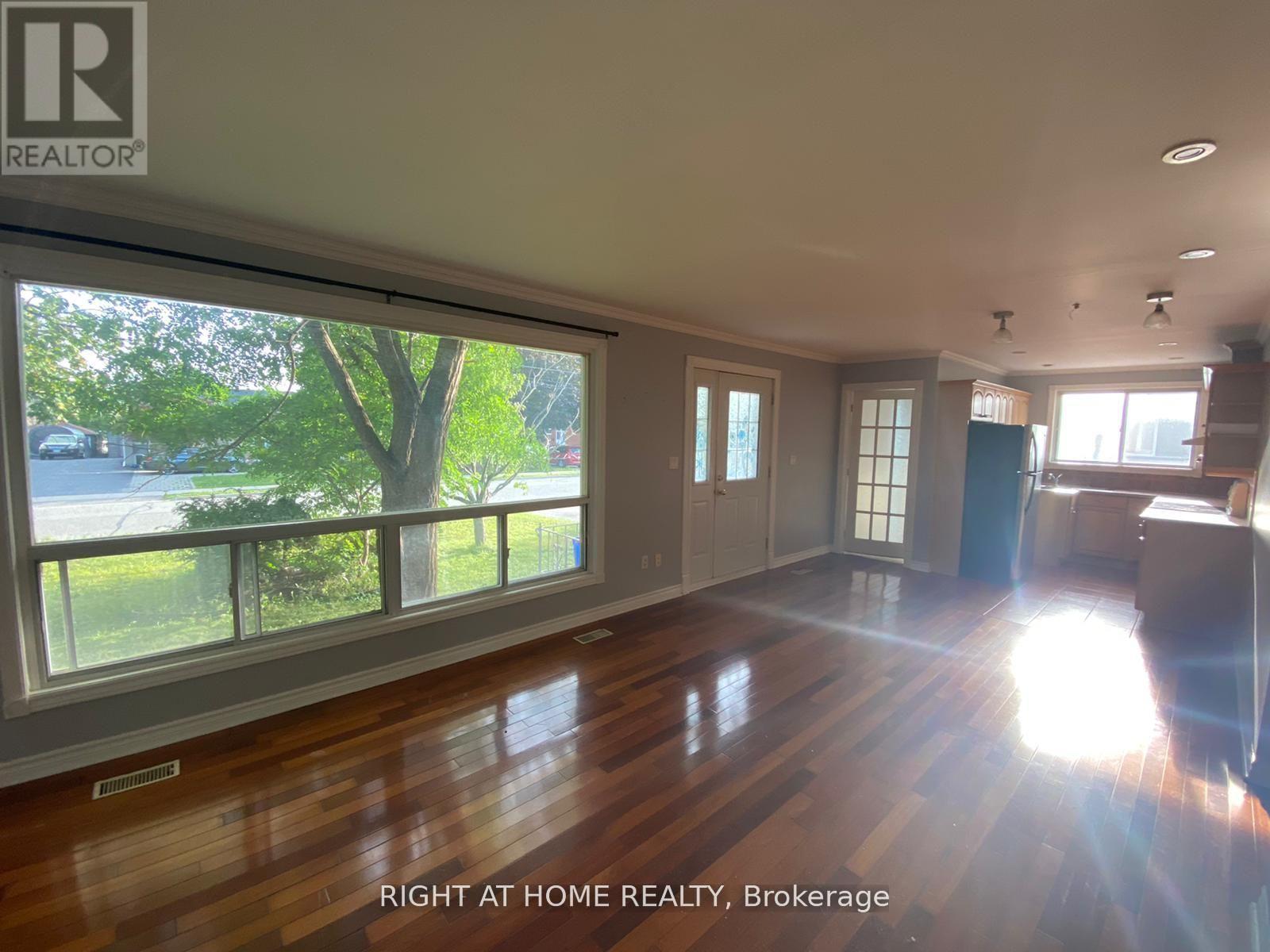 Main Floor - 413 Fernleigh Circle S, Richmond Hill, Ontario  L4C 1E7 - Photo 4 - N13750642