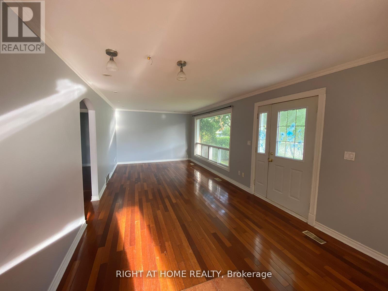 Main Floor - 413 Fernleigh Circle S, Richmond Hill, Ontario  L4C 1E7 - Photo 5 - N13750642
