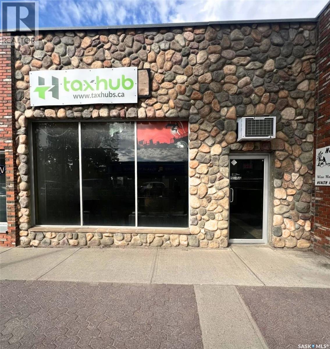 220 Central AVENUE N photo 1