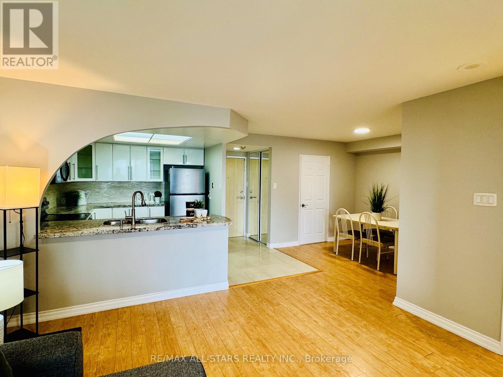 402 - 7601 Bathurst Street, Vaughan, Ontario  L4J 4H5 - Photo 2 - N13009182