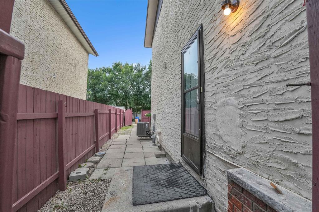350 Murray Avenue, Winnipeg, Manitoba  R2V 4H8 - Photo 2 - 202622261