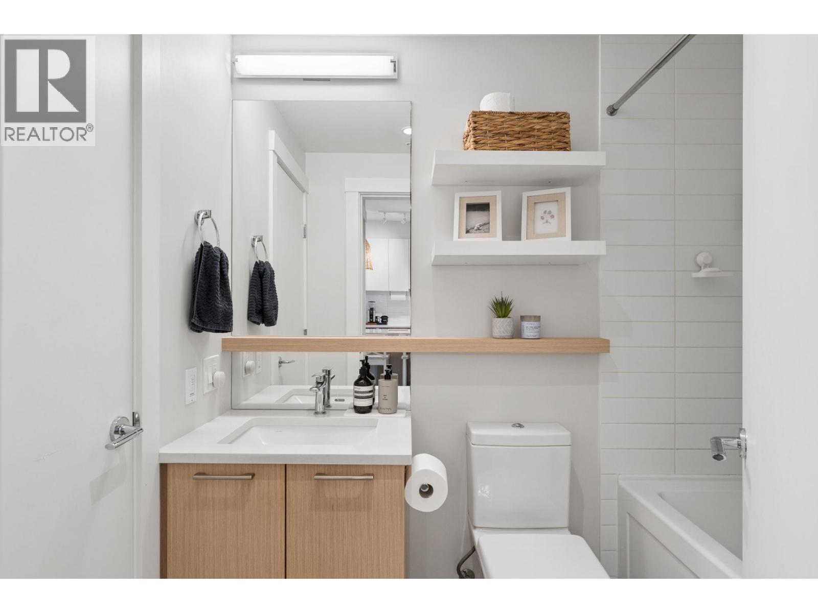 210 625 E 3rd Street, North Vancouver, British Columbia  V7L 1G6 - Photo 11 - R3161969