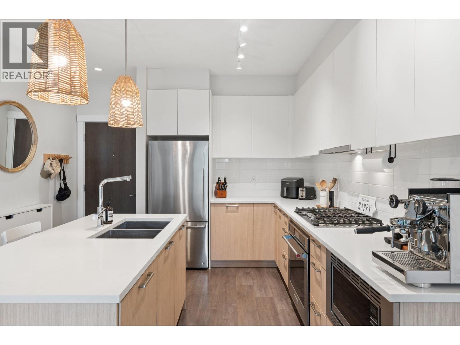 210 625 E 3rd Street, North Vancouver, British Columbia  V7L 1G6 - Photo 5 - R3161969