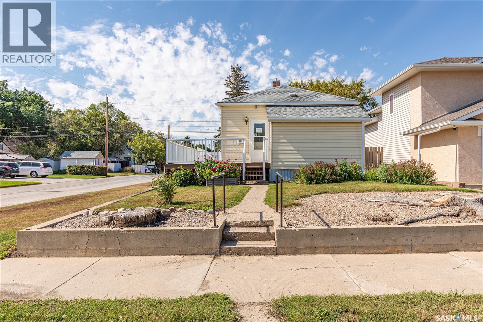 1002 Wolfe Avenue, Moose Jaw, Saskatchewan  S6H 1J7 - Photo 2 - SK047665