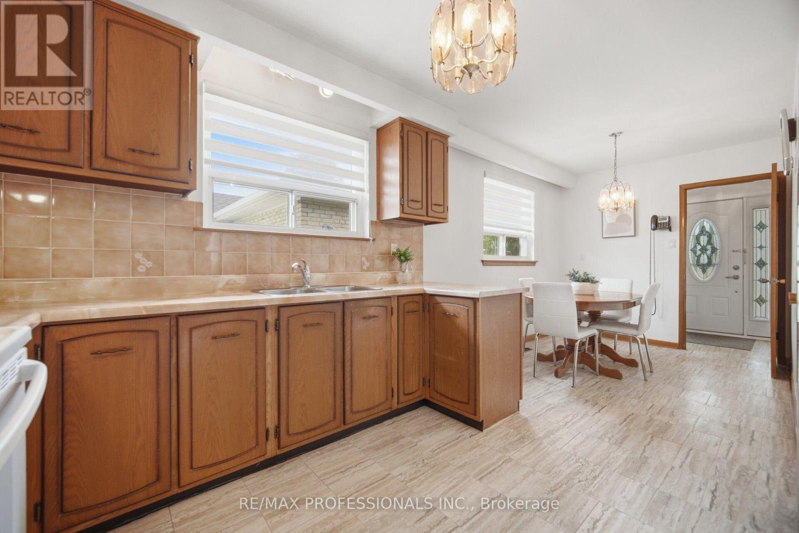 19 Earldown Drive, Toronto, Ontario  M9R 2L4 - Photo 11 - W13749144