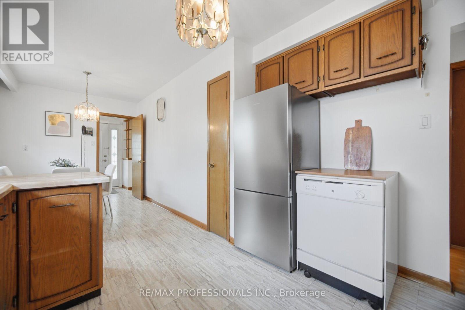 19 Earldown Drive, Toronto, Ontario  M9R 2L4 - Photo 13 - W13749144