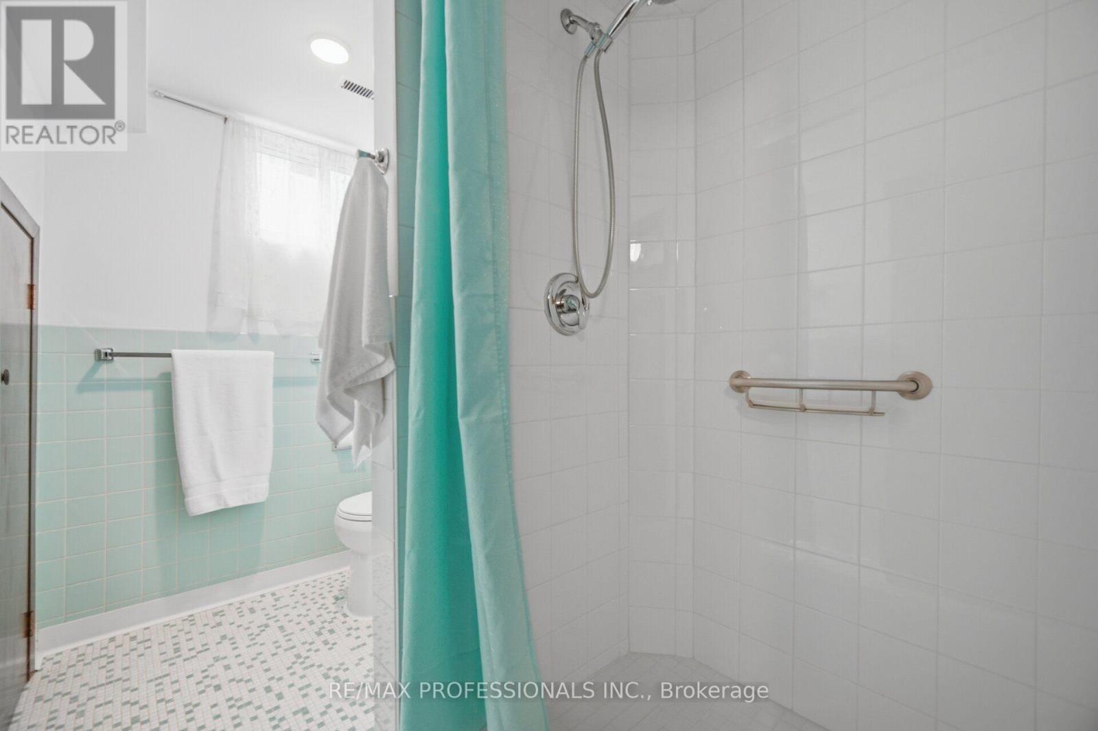 19 Earldown Drive, Toronto, Ontario  M9R 2L4 - Photo 35 - W13749144