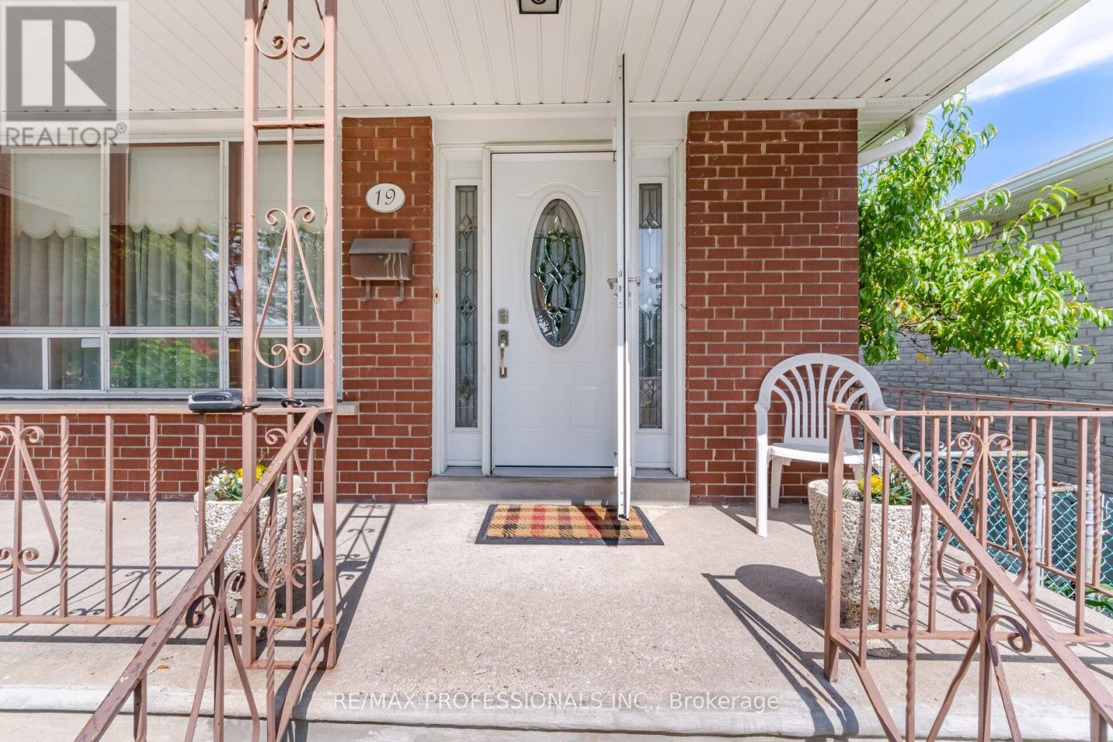 19 Earldown Drive, Toronto, Ontario  M9R 2L4 - Photo 4 - W13749144