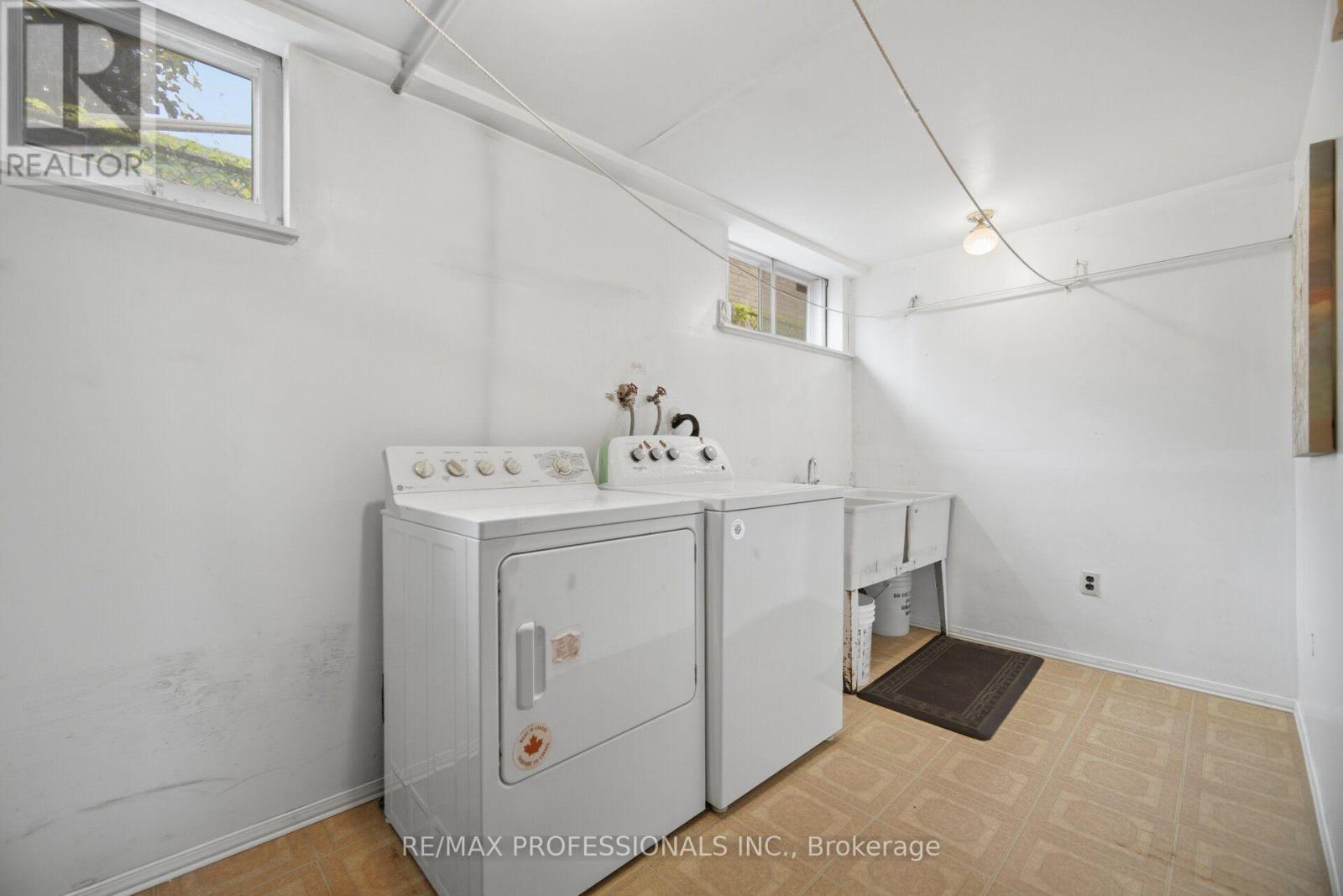 19 Earldown Drive, Toronto, Ontario  M9R 2L4 - Photo 36 - W13749144