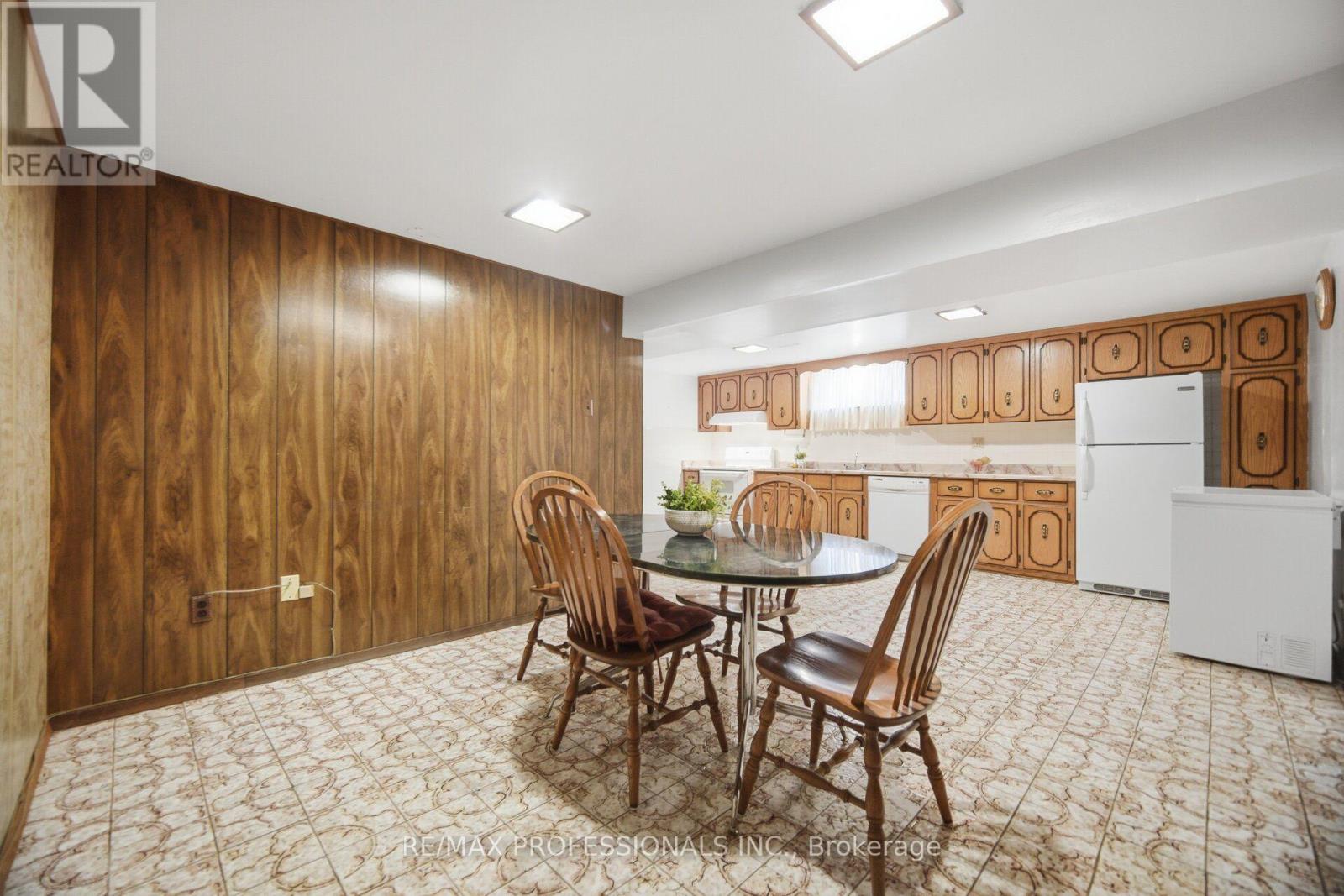 19 Earldown Drive, Toronto, Ontario  M9R 2L4 - Photo 26 - W13749144