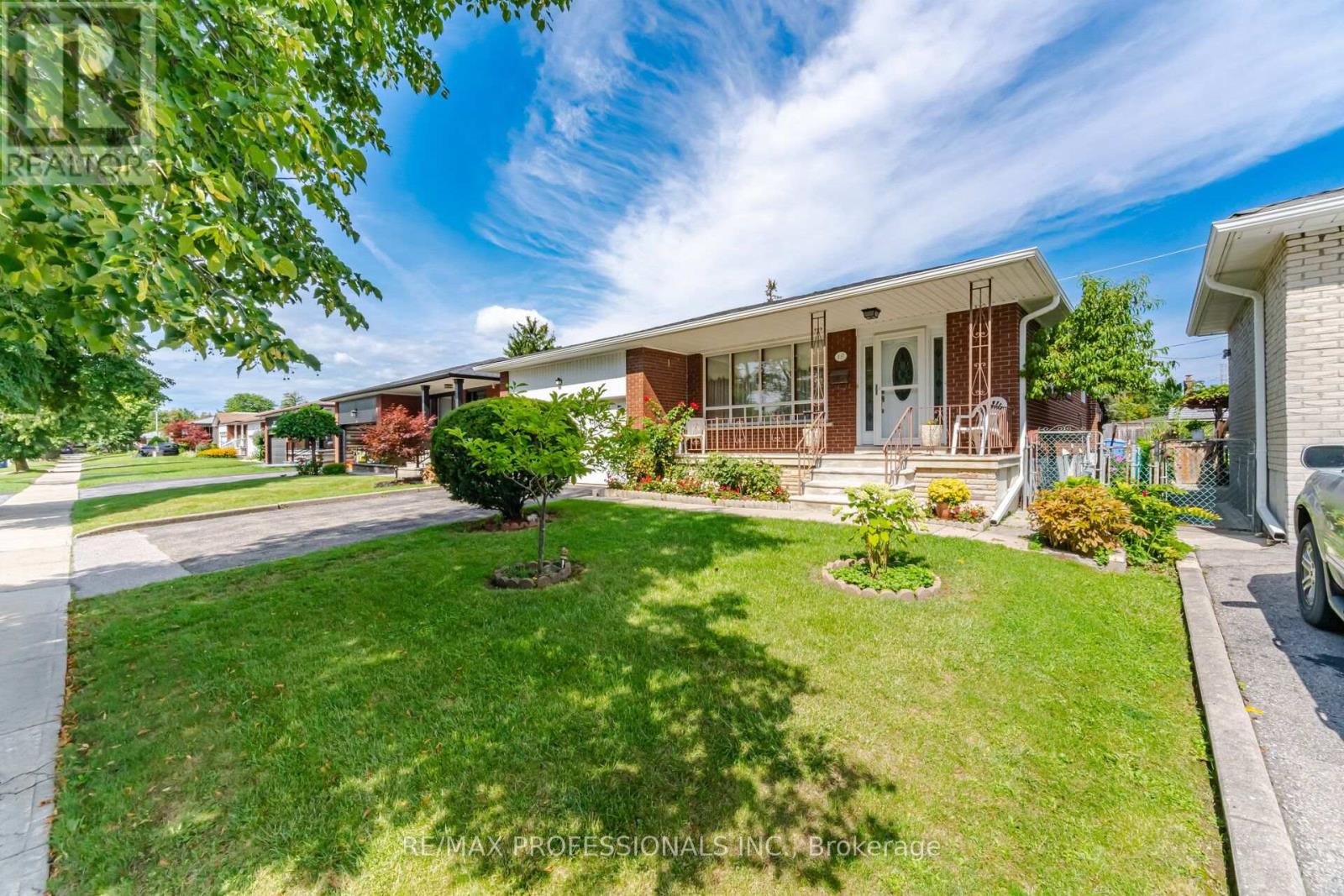 19 Earldown Drive, Toronto, Ontario  M9R 2L4 - Photo 2 - W13749144