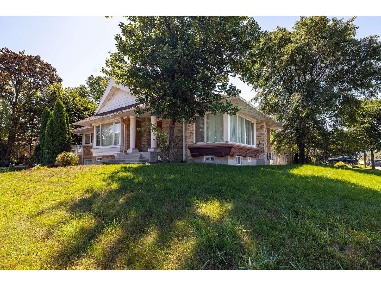 1205 Av. des Gouverneurs Québec (Sainte-Foy/Sillery/Cap-Rouge) Quebec Canada G1T2E7 3