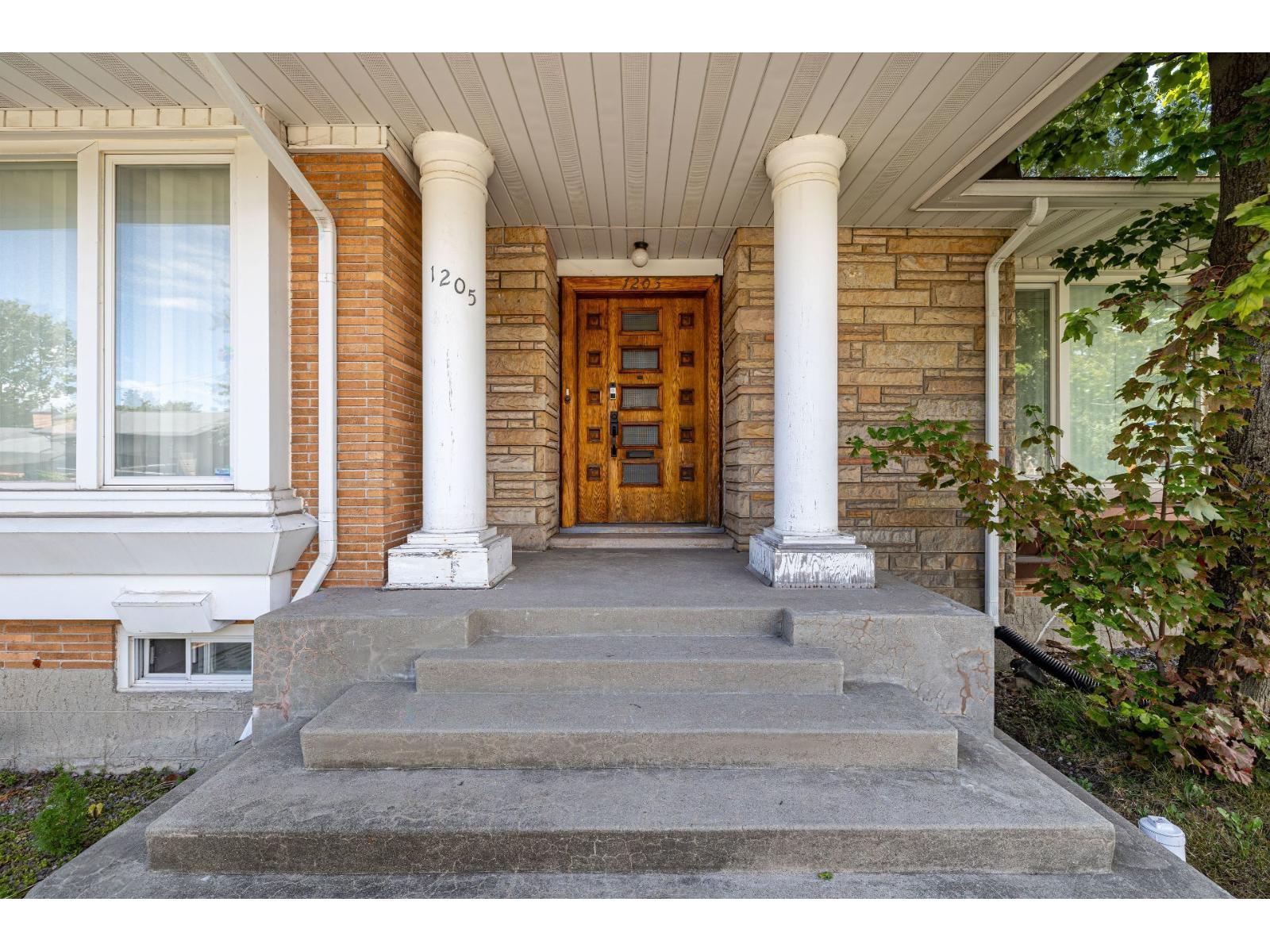 1205 Av. des Gouverneurs Québec (Sainte-Foy/Sillery/Cap-Rouge) Quebec Canada G1T2E7 4