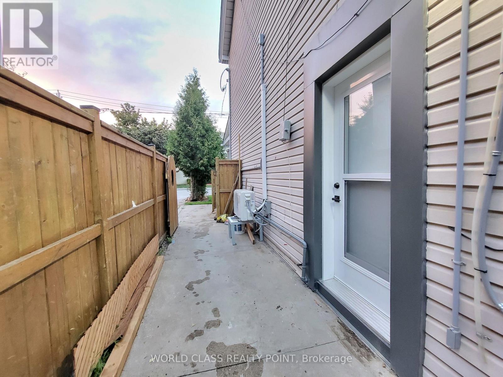 Main - 49 Vine Avenue, Toronto, Ontario  M6P 1V6 - Photo 5 - W13739564