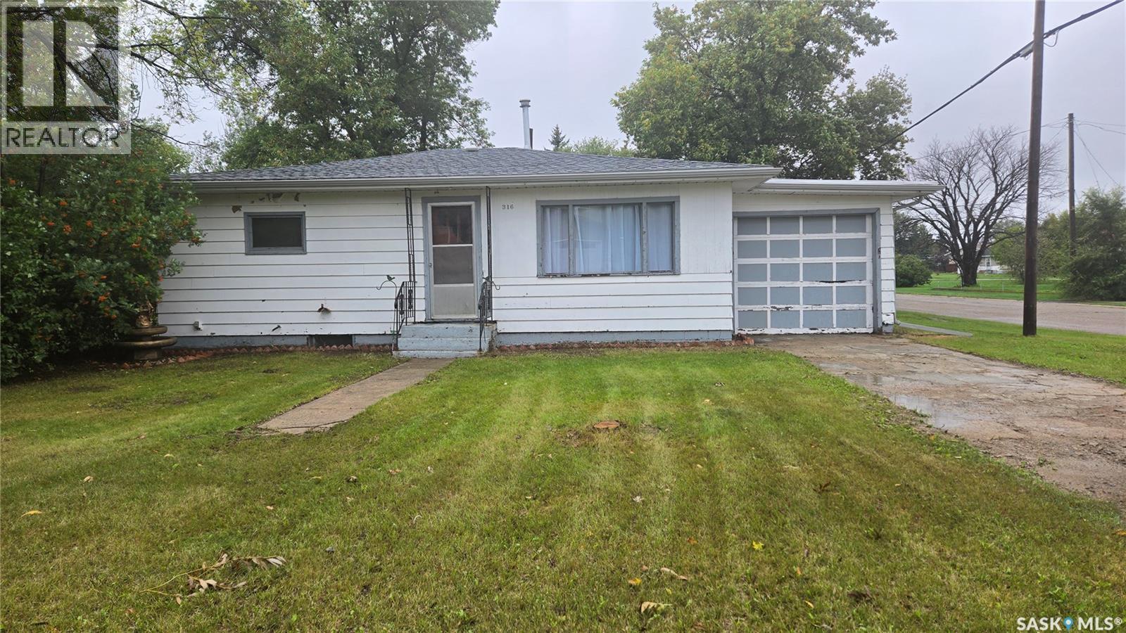 316 Murray Street, Oxbow, Saskatchewan  S0C 2B0 - Photo 1 - SK047716