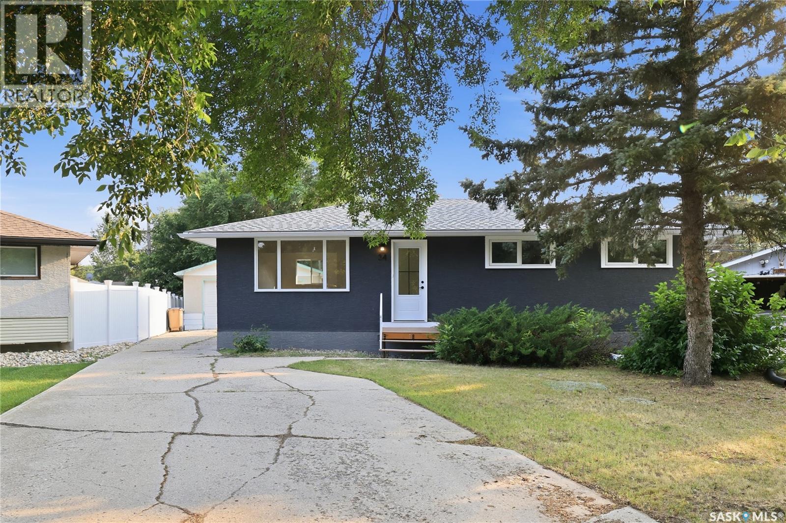 34 Ottawa Place, Regina, Saskatchewan  S4R 2V7 - Photo 2 - SK047654
