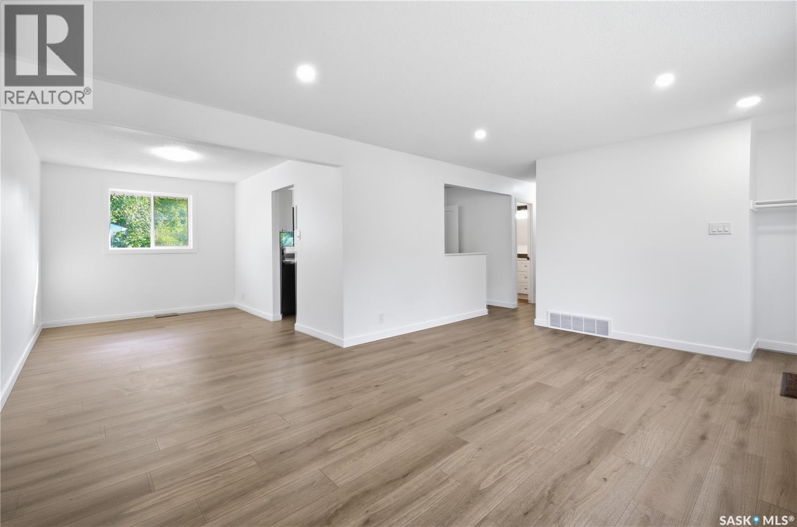34 Ottawa Place, Regina, Saskatchewan  S4R 2V7 - Photo 4 - SK047654