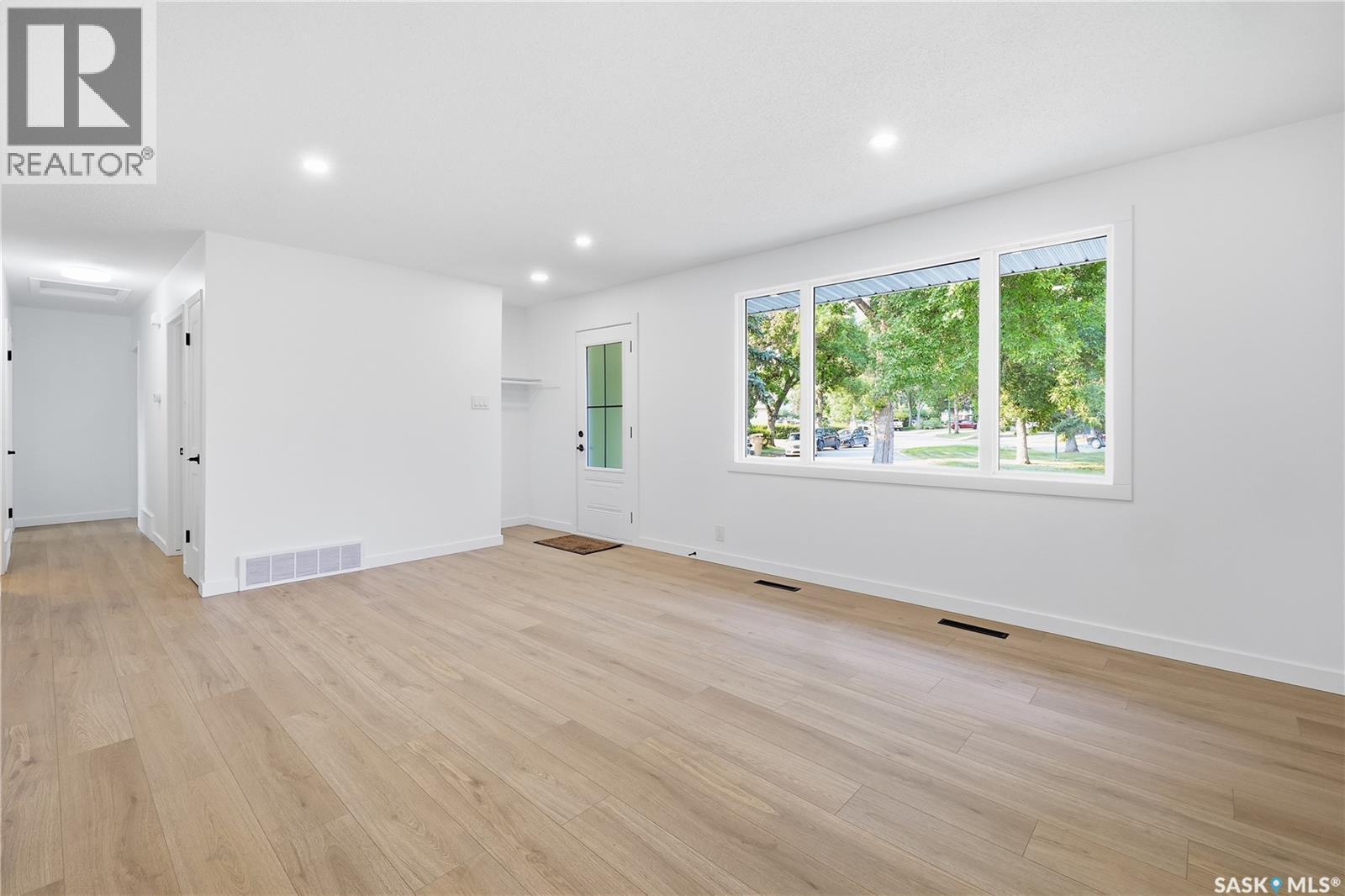 34 Ottawa Place, Regina, Saskatchewan  S4R 2V7 - Photo 5 - SK047654