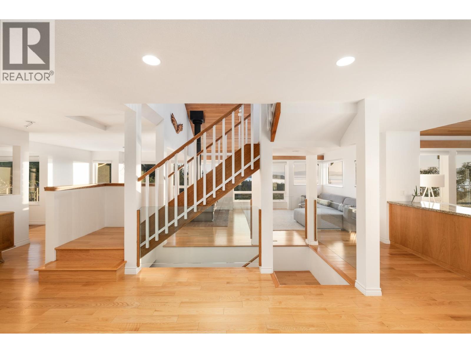 10339 Sunshine Coast Highway, Halfmoon Bay, British Columbia  V7Z 1B7 - Photo 14 - R3092825