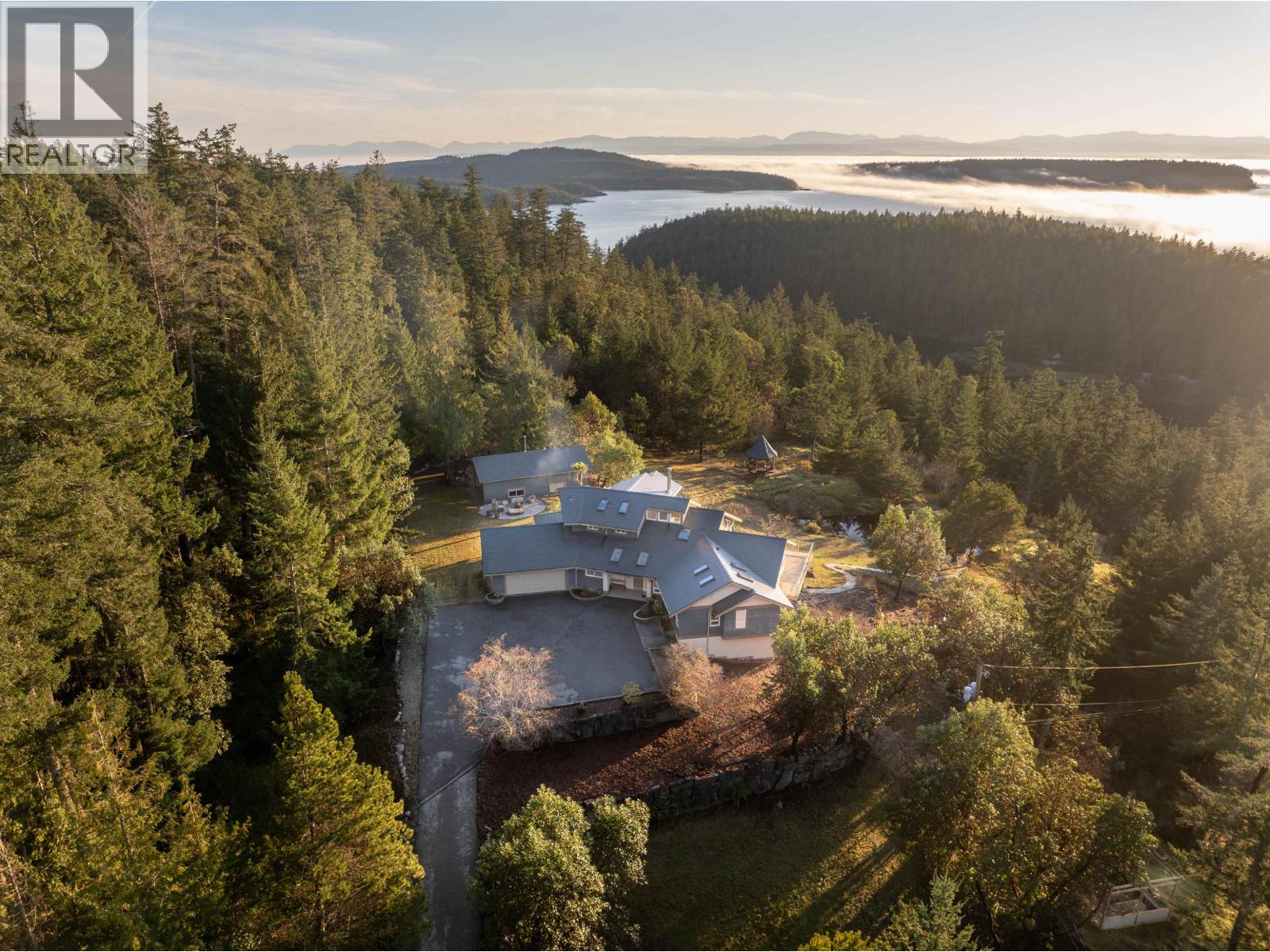 10339 Sunshine Coast Highway, Halfmoon Bay, British Columbia  V7Z 1B7 - Photo 2 - R3092825