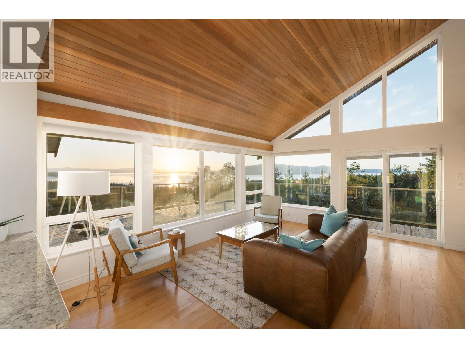 10339 SUNSHINE COAST HIGHWAY, Halfmoon Bay, British Columbia