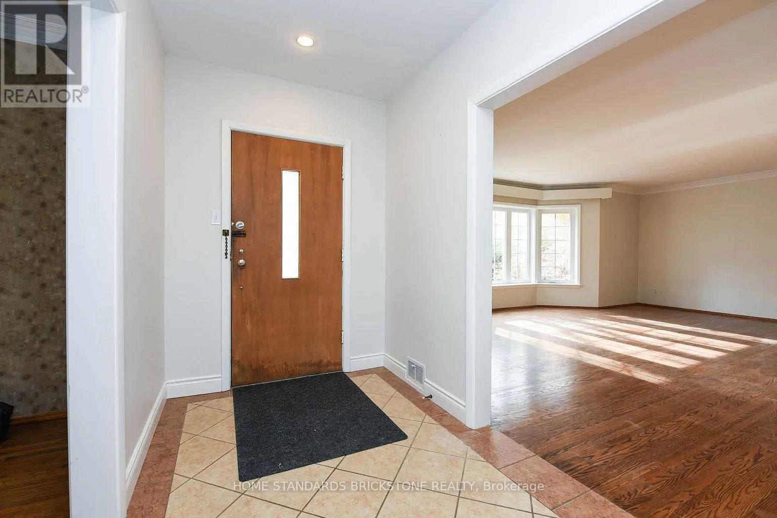 90 Centre Avenue N, Toronto, Ontario M2M 2L6 - Photo 2 - C13751160