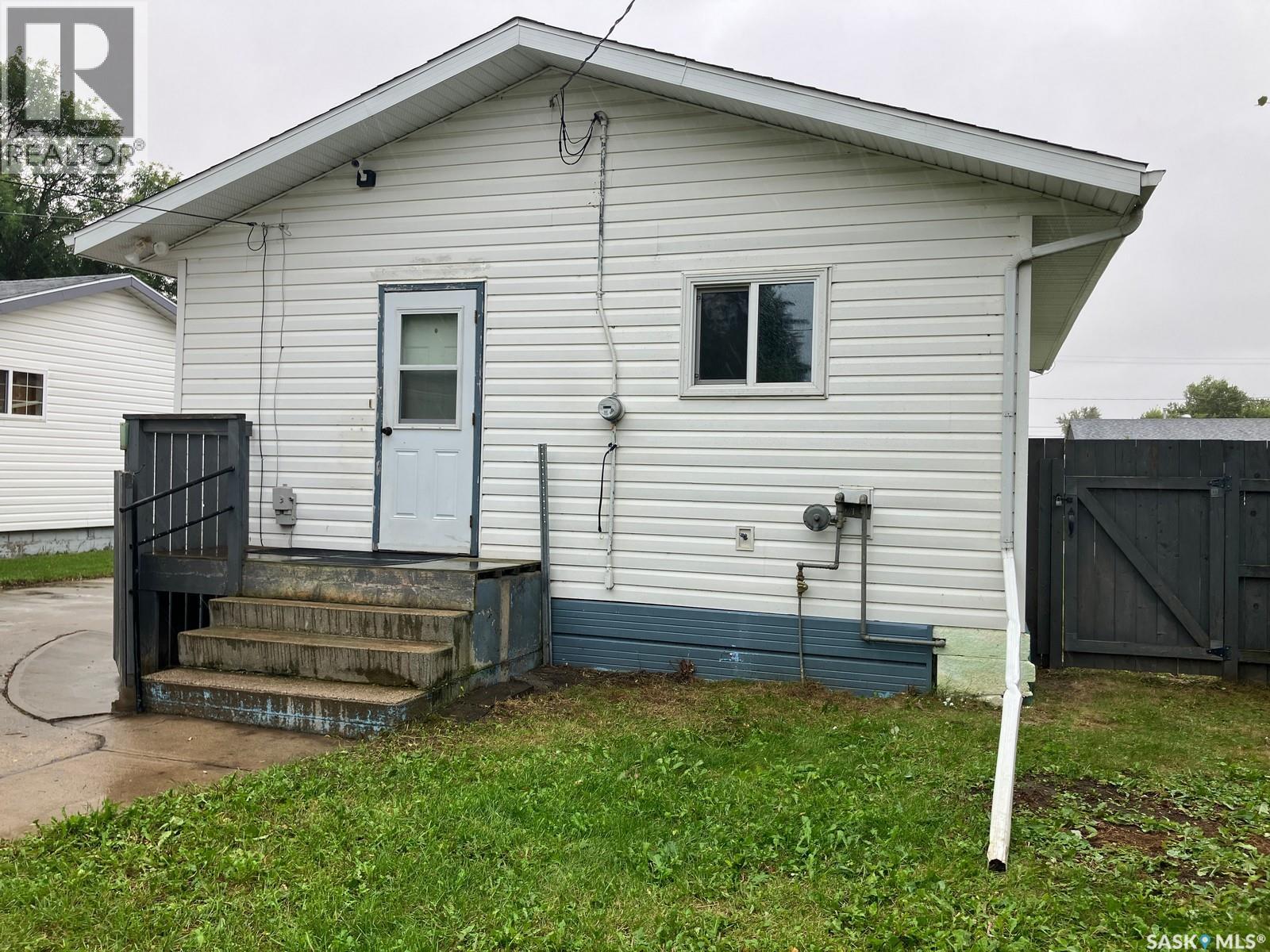 707 10th Avenue W, Nipawin, Saskatchewan  S0E 1E0 - Photo 1 - SK047732
