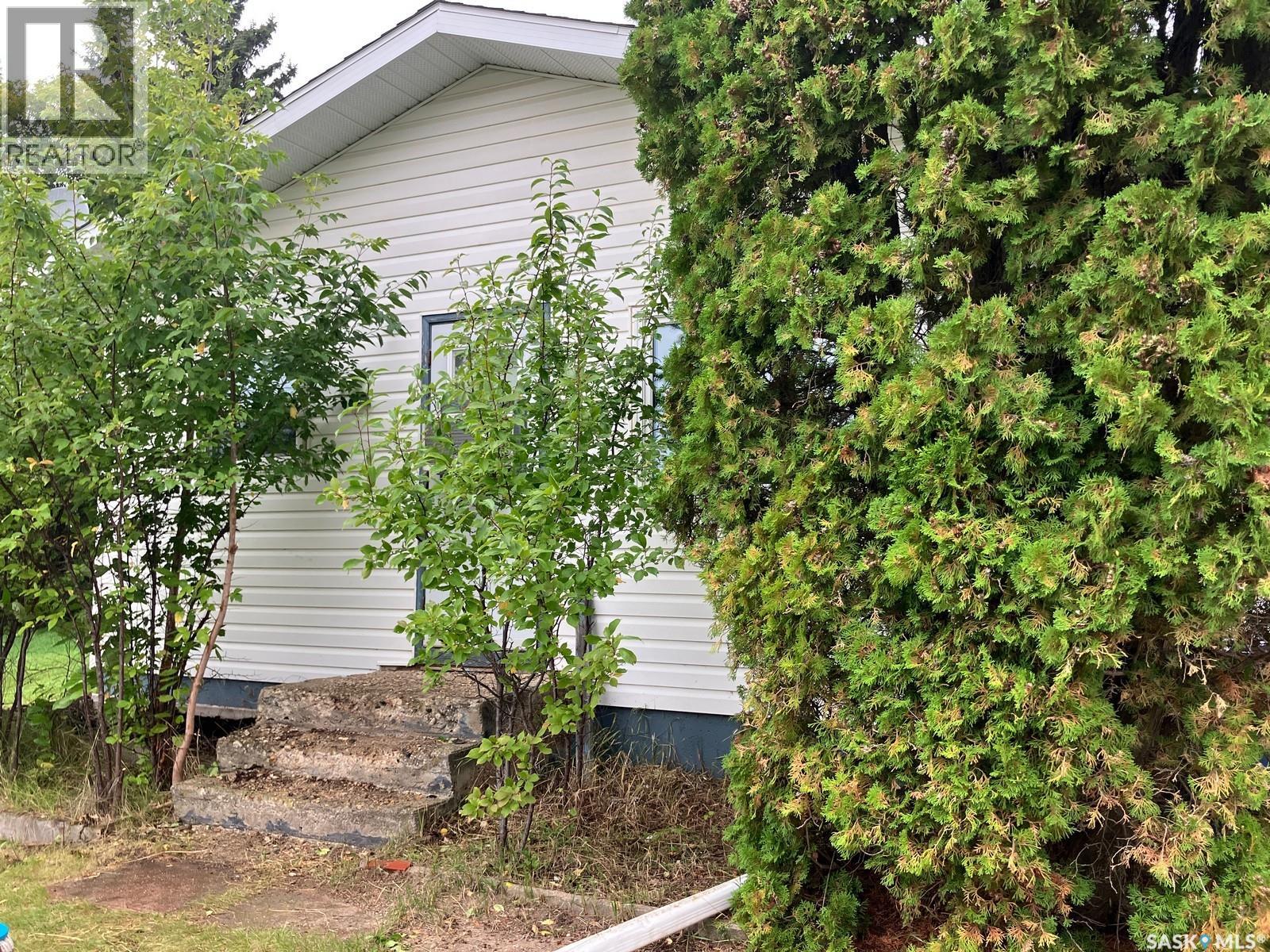 707 10th Avenue W, Nipawin, Saskatchewan  S0E 1E0 - Photo 2 - SK047732