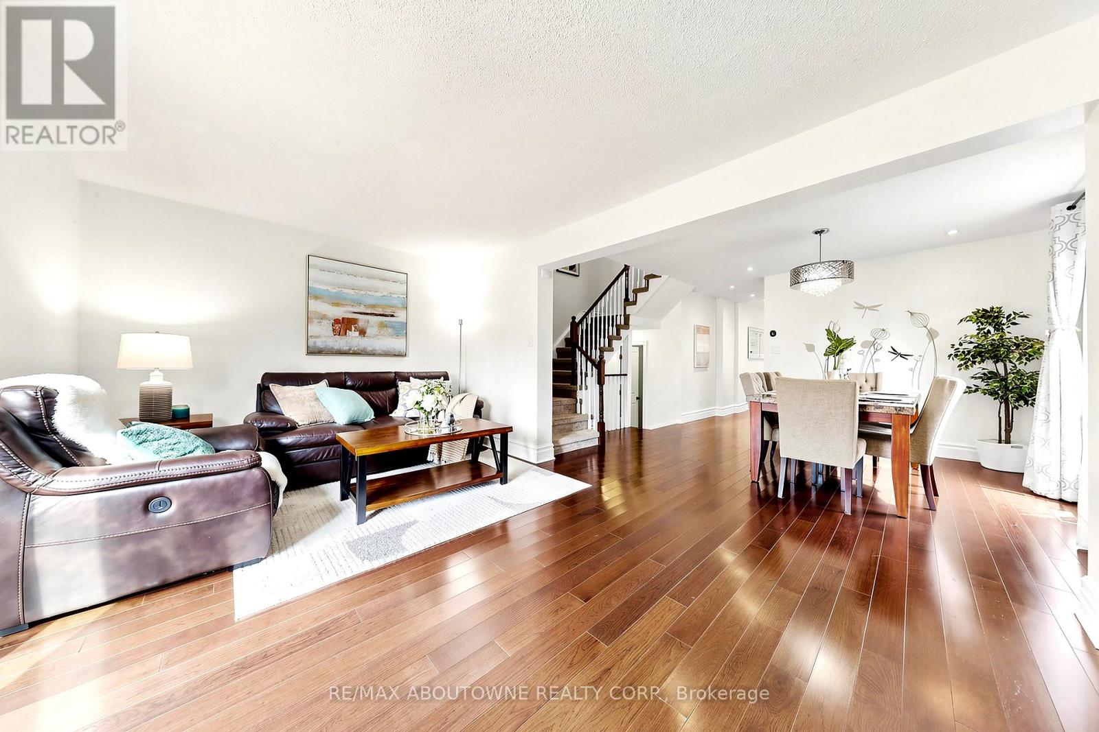 2072 Glenada Crescent, Oakville, Ontario  L6H 4M2 - Photo 11 - W13751176