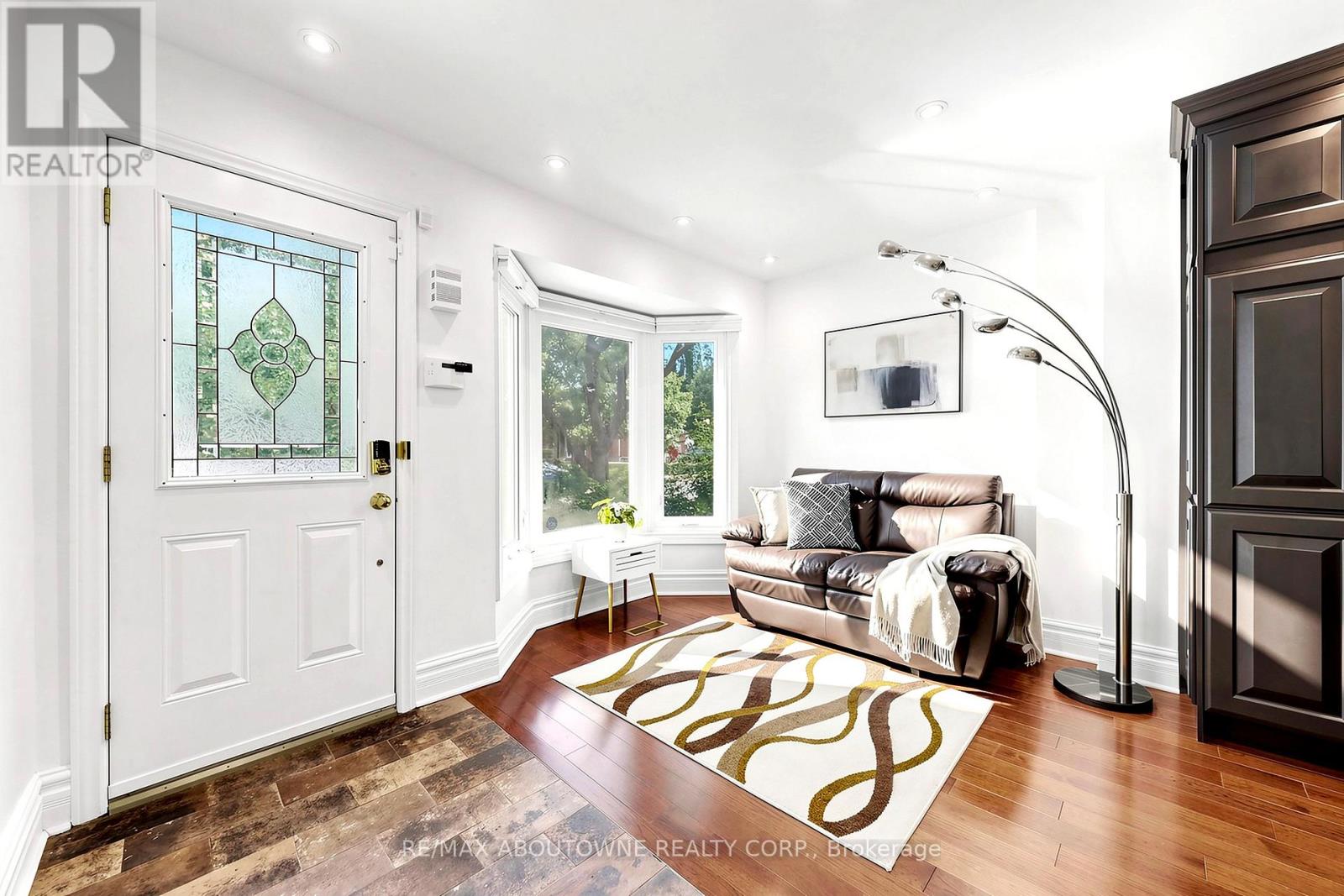2072 Glenada Crescent, Oakville, Ontario  L6H 4M2 - Photo 4 - W13751176