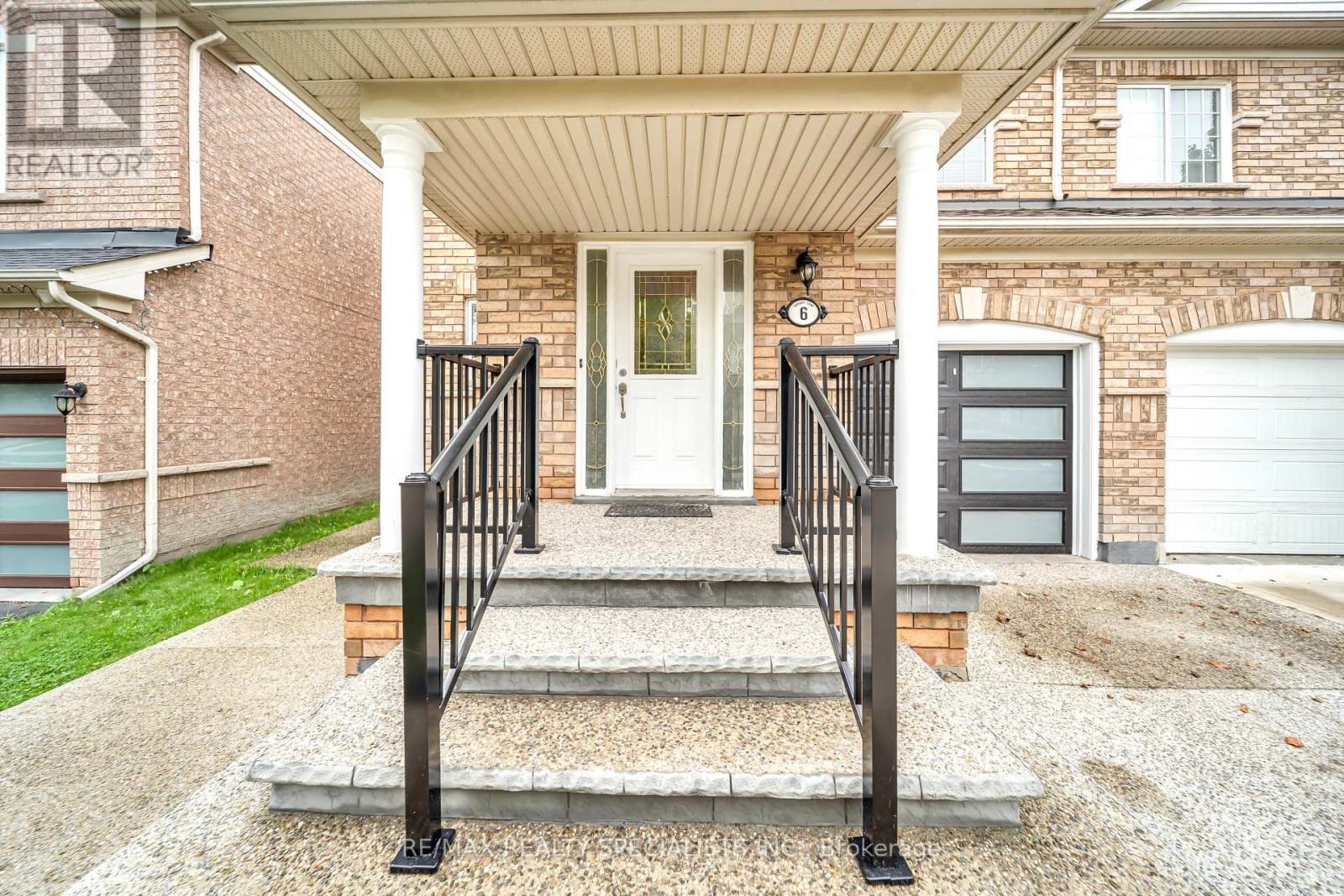 6 Topiary Lane, Brampton, Ontario  L7A 2K6 - Photo 2 - W13751204