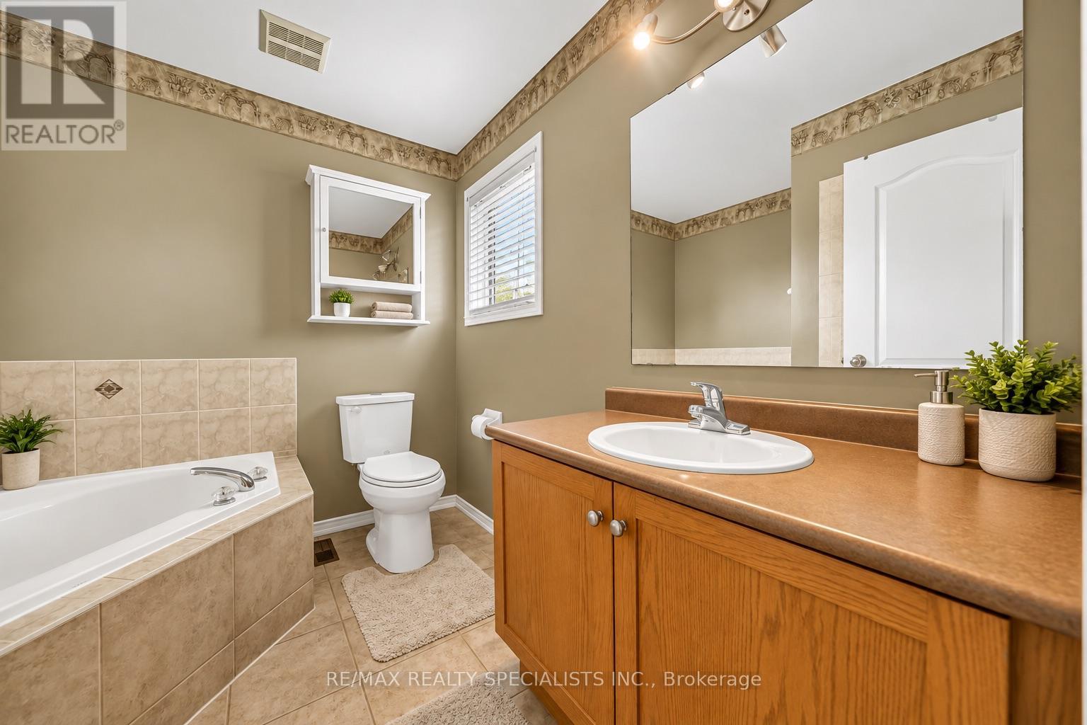 6 Topiary Lane, Brampton, Ontario  L7A 2K6 - Photo 8 - W13751204