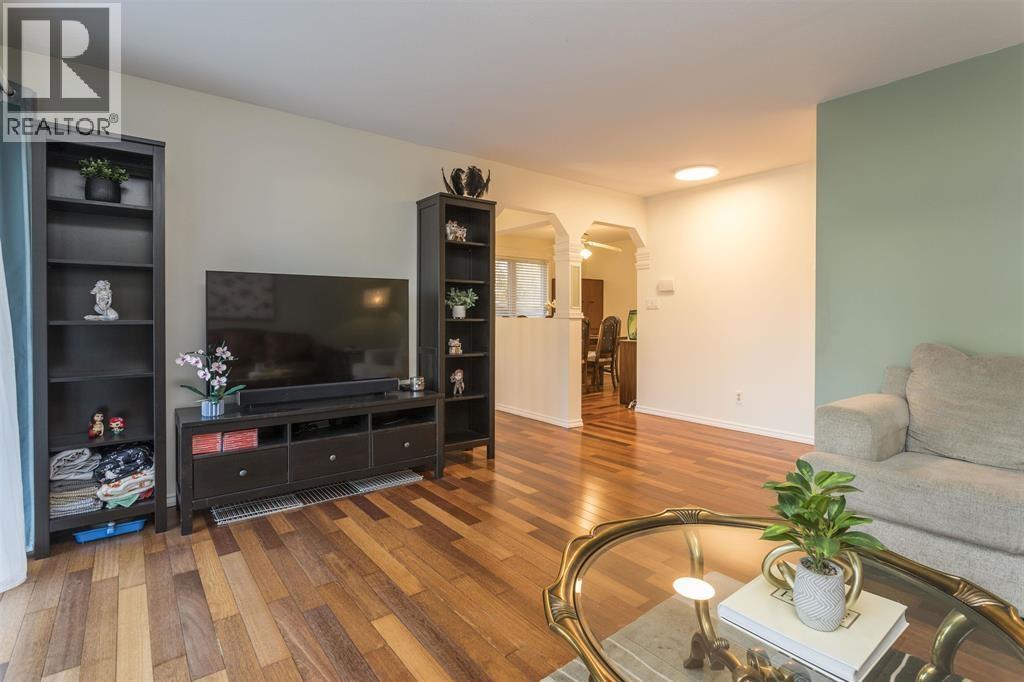 Upper 9890 Lyndhurst Street, Burnaby, British Columbia  V3J 1G1 - Photo 3 - R3162019