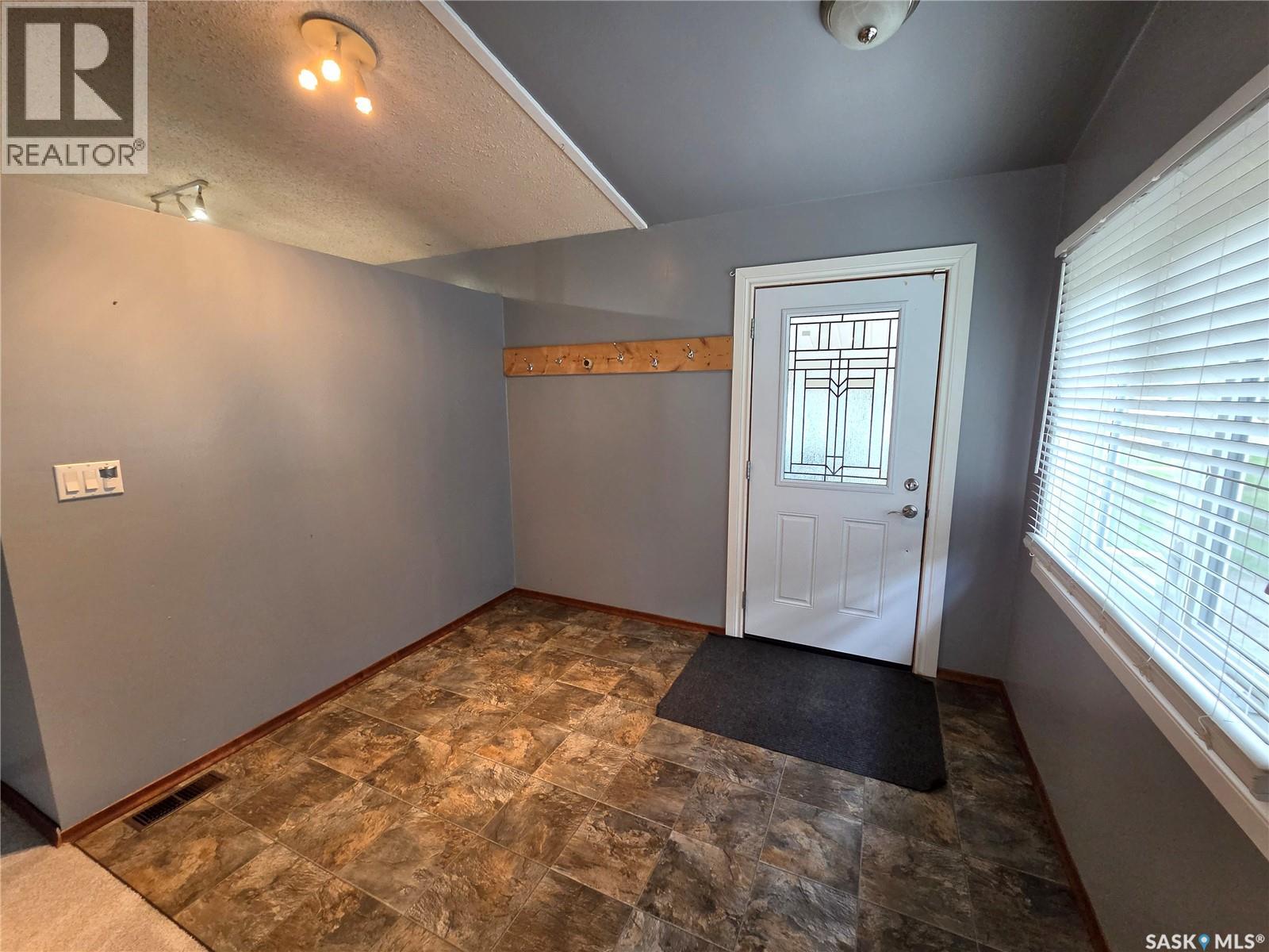 304 Second Avenue E, Lampman, Saskatchewan  S0C 1N0 - Photo 4 - SK030695