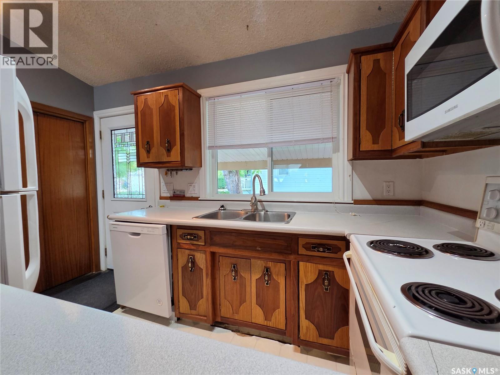 304 Second Avenue E, Lampman, Saskatchewan  S0C 1N0 - Photo 14 - SK030695