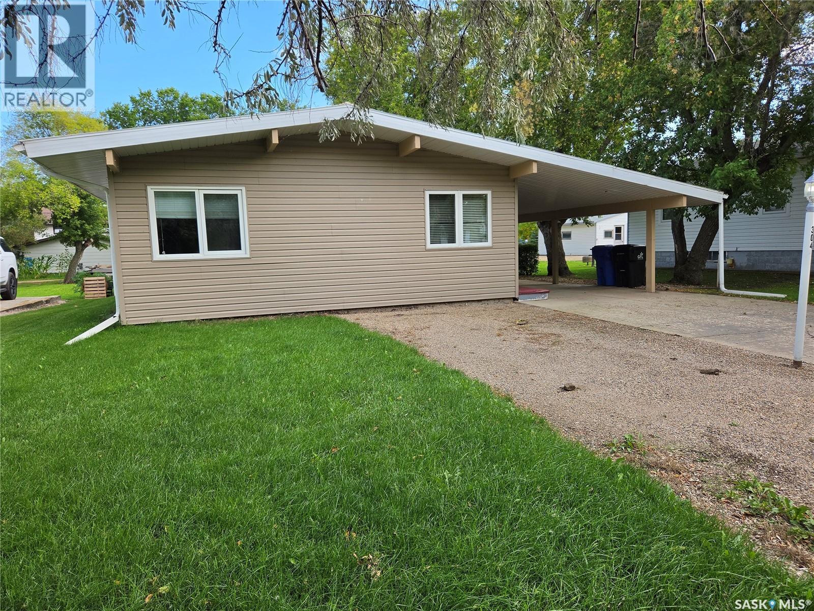 304 Second Avenue E, Lampman, Saskatchewan  S0C 1N0 - Photo 2 - SK030695