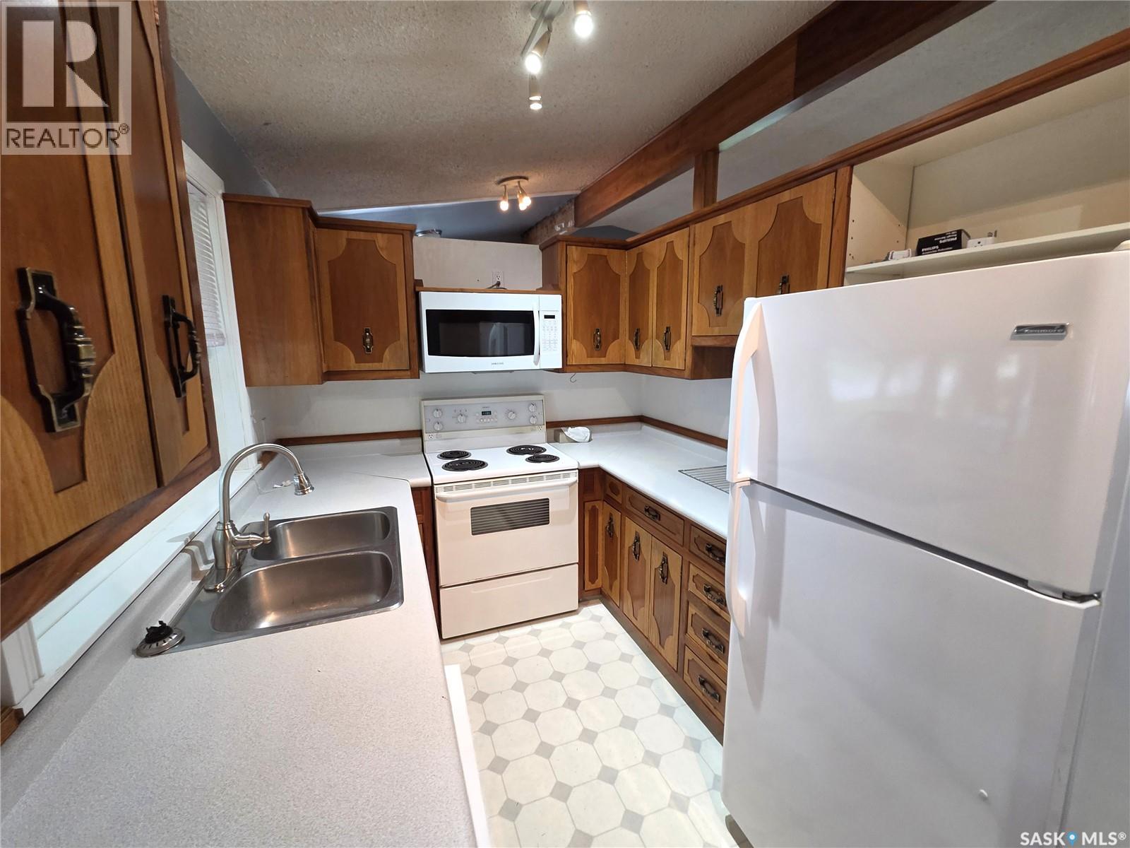 304 Second Avenue E, Lampman, Saskatchewan  S0C 1N0 - Photo 12 - SK030695