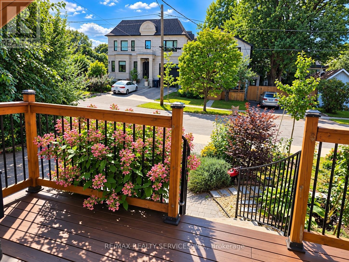 21 Mcintosh Avenue, Toronto, Ontario  M8Y 3E1 - Photo 3 - W13751244
