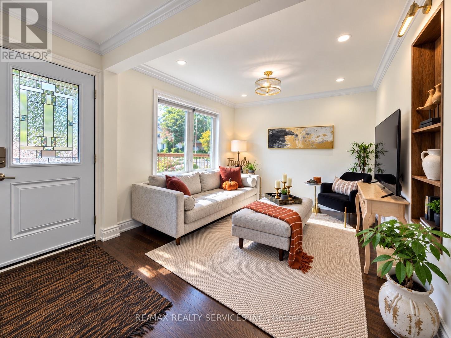 21 Mcintosh Avenue, Toronto, Ontario  M8Y 3E1 - Photo 5 - W13751244
