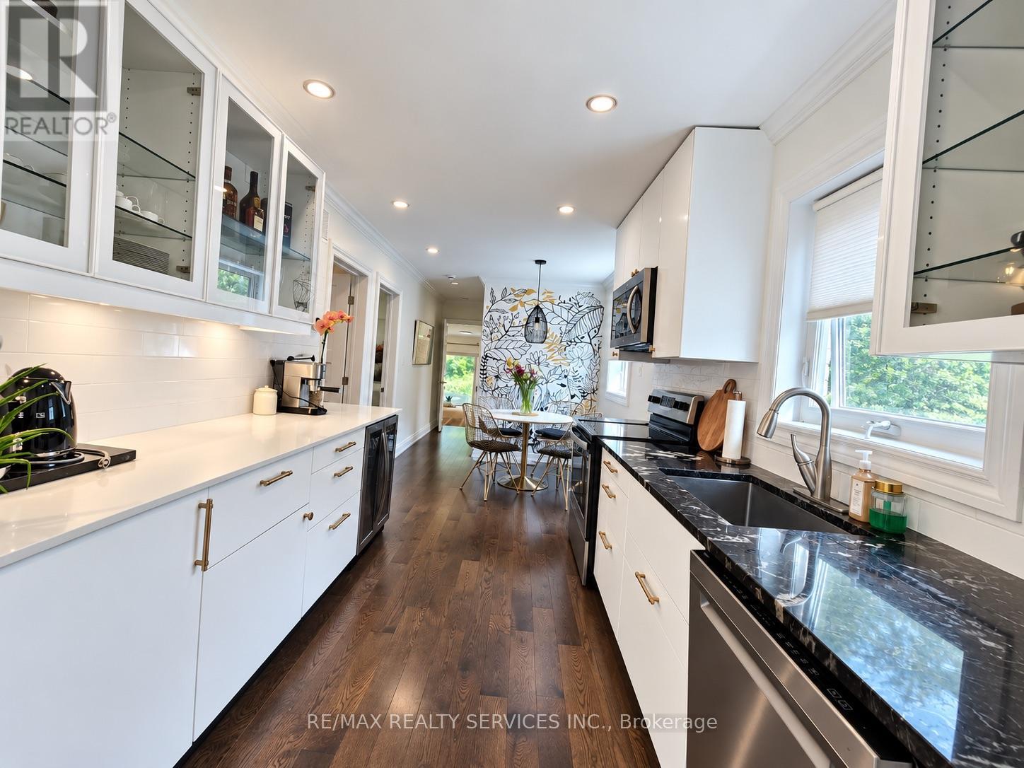 21 Mcintosh Avenue, Toronto, Ontario  M8Y 3E1 - Photo 7 - W13751244
