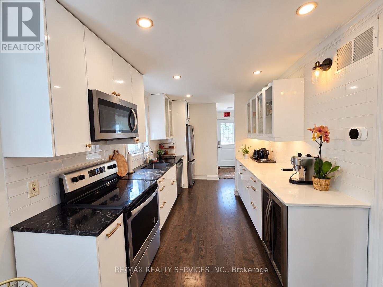 21 Mcintosh Avenue, Toronto, Ontario  M8Y 3E1 - Photo 9 - W13751244