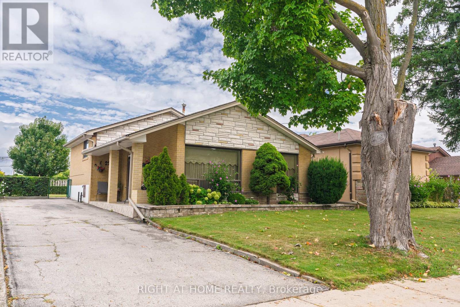 22 MONTERREY DRIVE, Toronto, Ontario