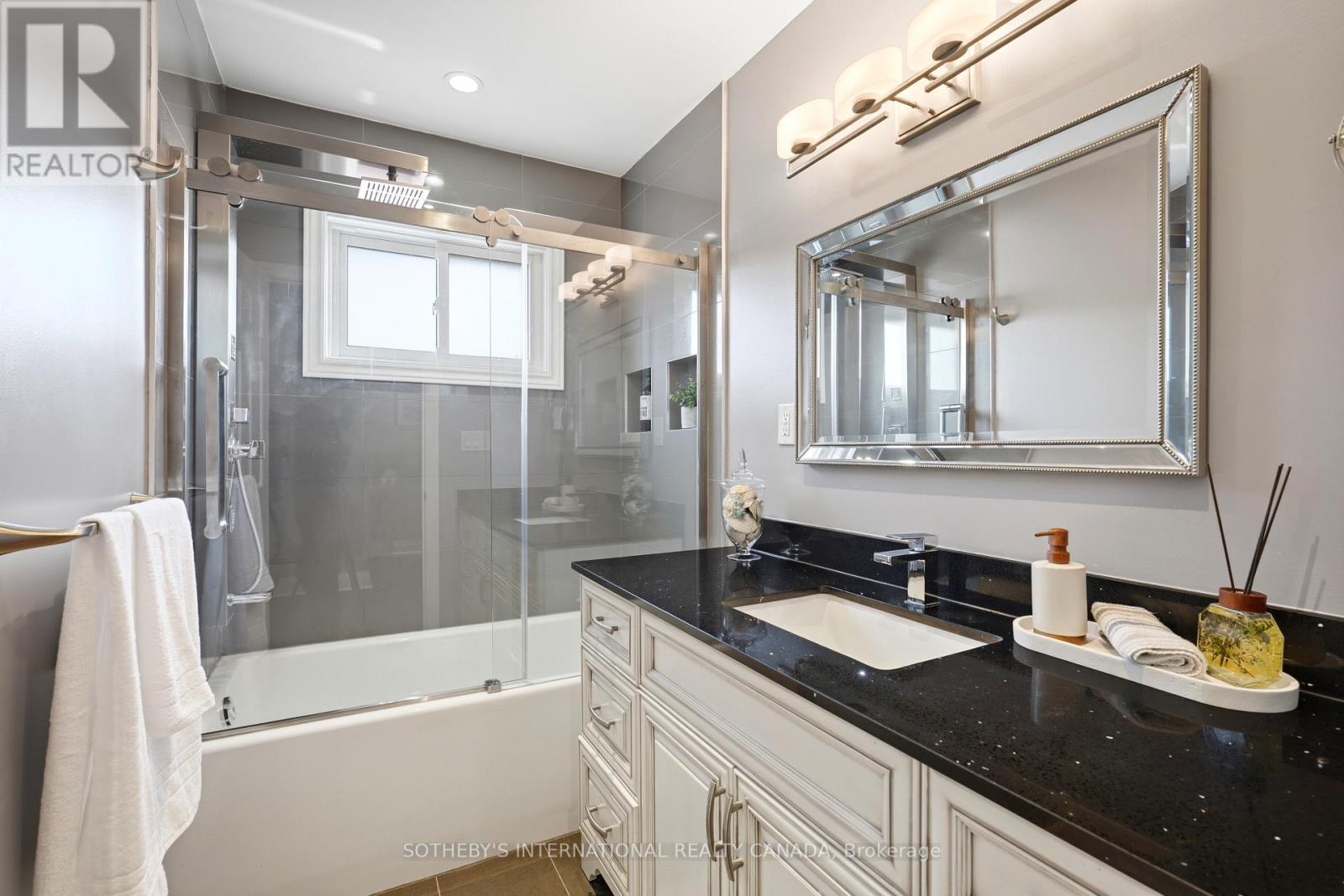2429 Whaley Whaley Drive, Mississauga, Ontario  L5B 2B3 - Photo 13 - W13751332